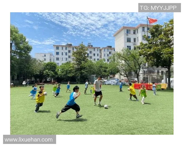 小学生足球视频精彩瞬间集锦助力孩子们快乐成长与团队合作精神培养